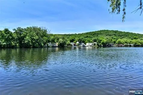 45 Lake Shore Oakland NJ 07436