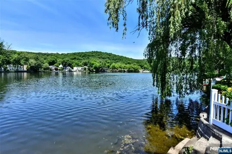 45 Lake Shore Oakland NJ 07436