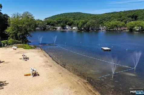 45 Lake Shore Oakland NJ 07436