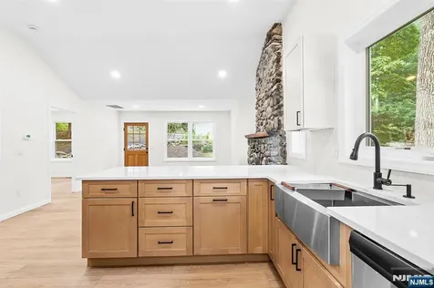 39 Old Road Ringwood NJ 07456