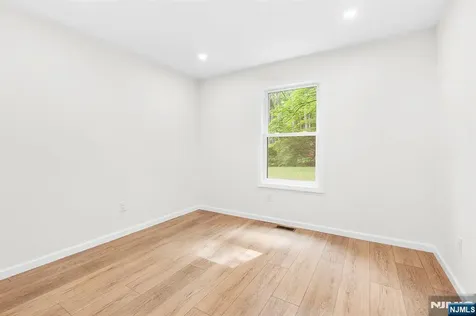 39 Old Road Ringwood NJ 07456