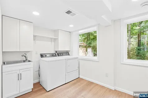 39 Old Road Ringwood NJ 07456
