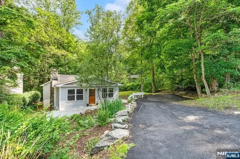 39 Old Road Ringwood NJ 07456