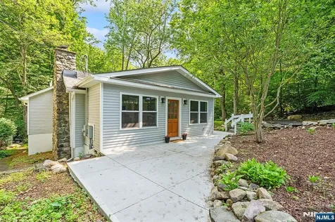 39 Old Road Ringwood NJ 07456