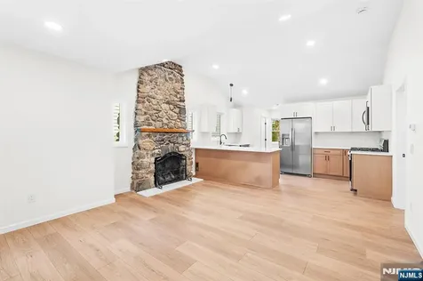 39 Old Road Ringwood NJ 07456