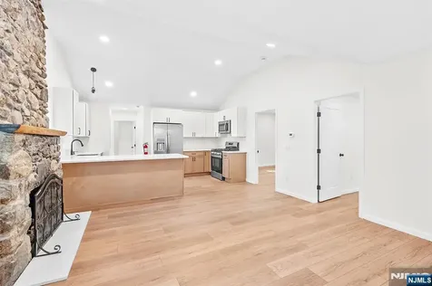 39 Old Road Ringwood NJ 07456