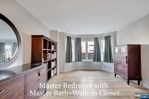 301 Chase Court Edgewater NJ 07020