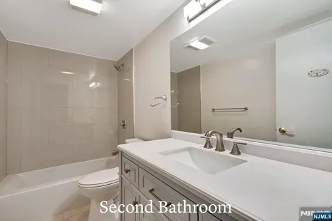 301 Chase Court Edgewater NJ 07020