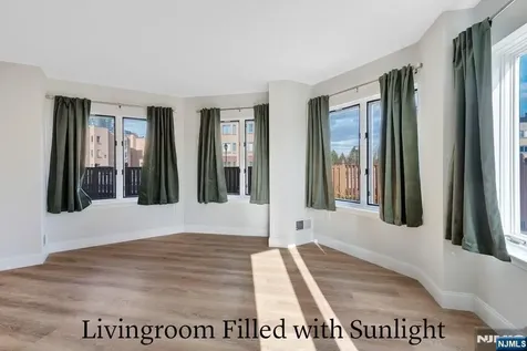 301 Chase Court Edgewater NJ 07020