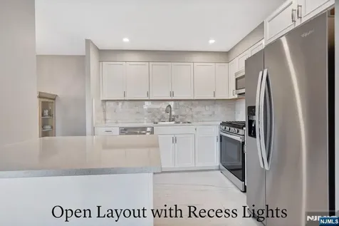 301 Chase Court Edgewater NJ 07020