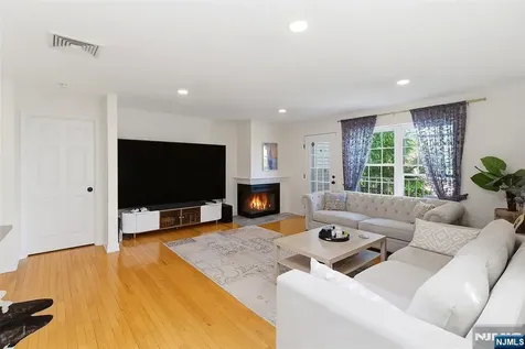 28 Garden Place Edgewater NJ 07020