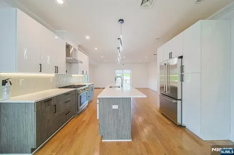 309 7th Palisades Park NJ 07650