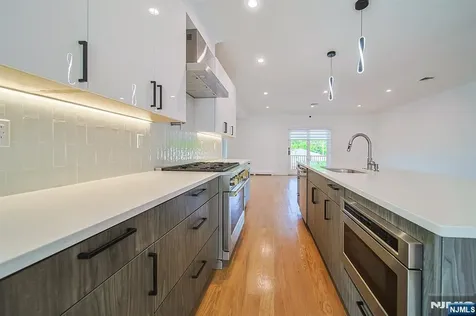 309 7th Palisades Park NJ 07650