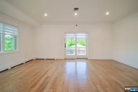 309 7th Palisades Park NJ 07650
