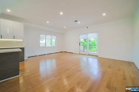 309 7th Palisades Park NJ 07650