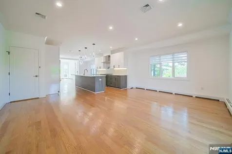 309 7th Palisades Park NJ 07650