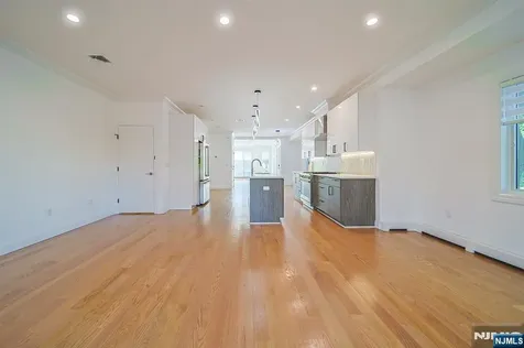 309 7th Palisades Park NJ 07650