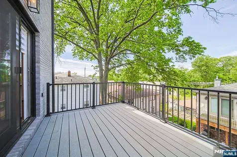 309 7th Palisades Park NJ 07650