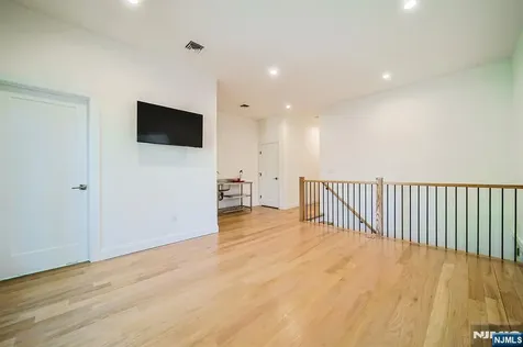 309 7th Palisades Park NJ 07650