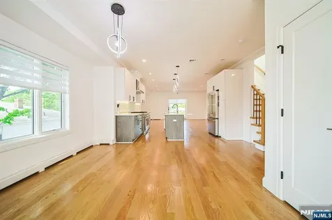 309 7th Palisades Park NJ 07650