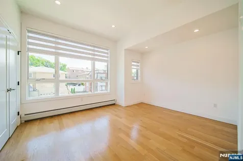 309 7th Palisades Park NJ 07650