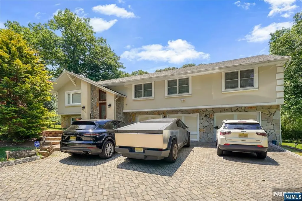 318 Briarcliff Lane Paramus NJ 07652