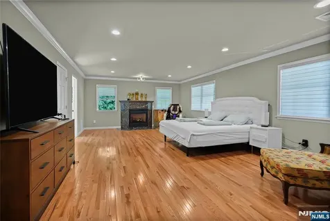 318 Briarcliff Lane Paramus NJ 07652
