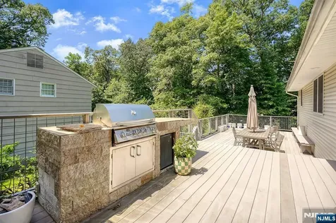318 Briarcliff Lane Paramus NJ 07652