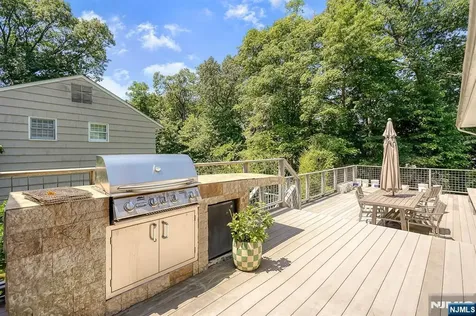 318 Briarcliff Lane Paramus NJ 07652