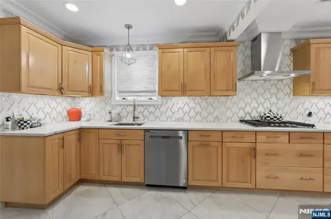 1474 Windsor Road Teaneck NJ 07666
