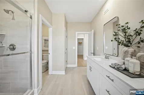 22 Arlington Place Oakland NJ 07036