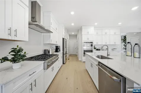 22 Arlington Place Oakland NJ 07036