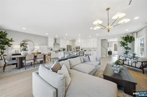 22 Arlington Place Oakland NJ 07036
