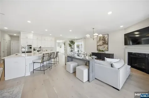 22 Arlington Place Oakland NJ 07036