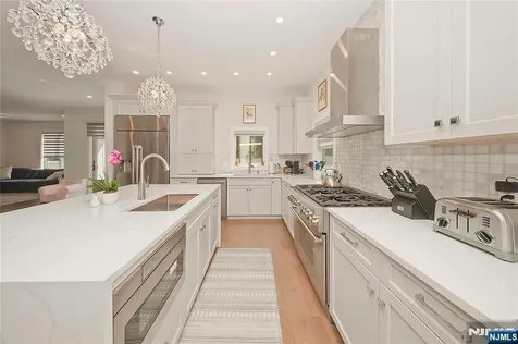 66 Knollwood Drive Paramus NJ 07652