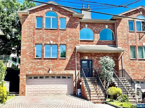 212 7th Palisades Park NJ 07650