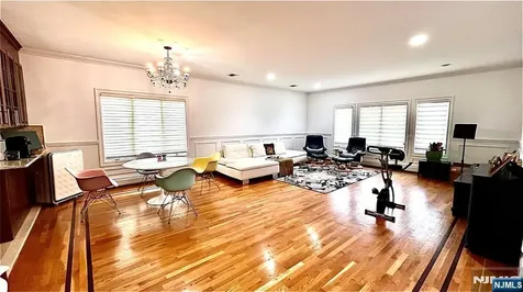 212 7th Palisades Park NJ 07650