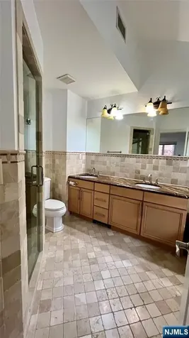 212 7th Palisades Park NJ 07650