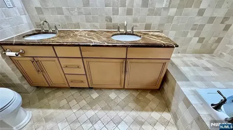 212 7th Palisades Park NJ 07650
