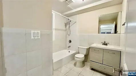 212 7th Palisades Park NJ 07650