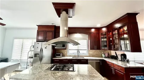 212 7th Palisades Park NJ 07650