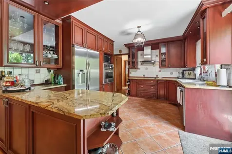 17 River Drive Elmwood Park NJ 07407
