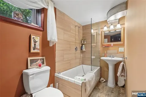 17 River Drive Elmwood Park NJ 07407