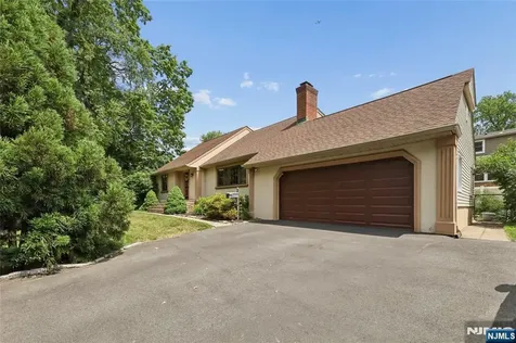 17 River Drive Elmwood Park NJ 07407