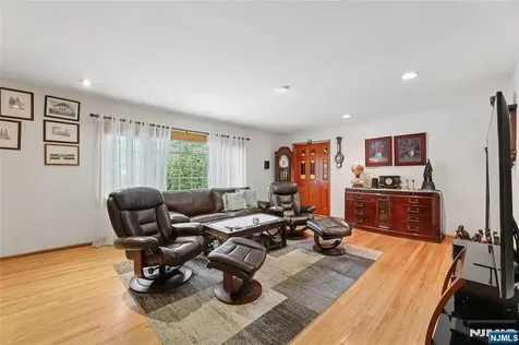 17 River Drive Elmwood Park NJ 07407