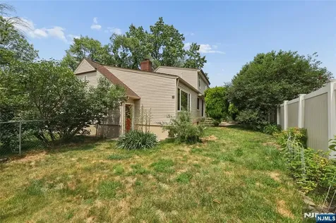 17 River Drive Elmwood Park NJ 07407