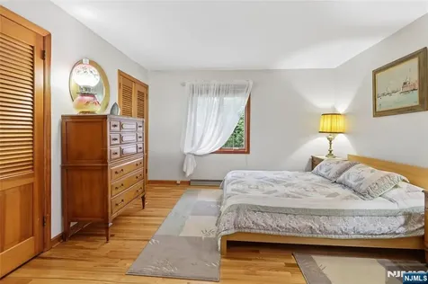 17 River Drive Elmwood Park NJ 07407