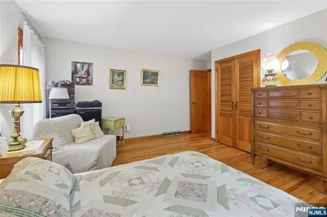 17 River Drive Elmwood Park NJ 07407