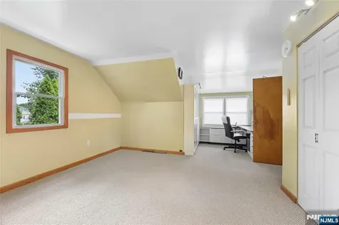 17 River Drive Elmwood Park NJ 07407