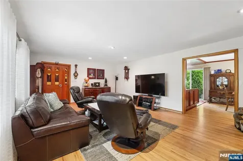 17 River Drive Elmwood Park NJ 07407